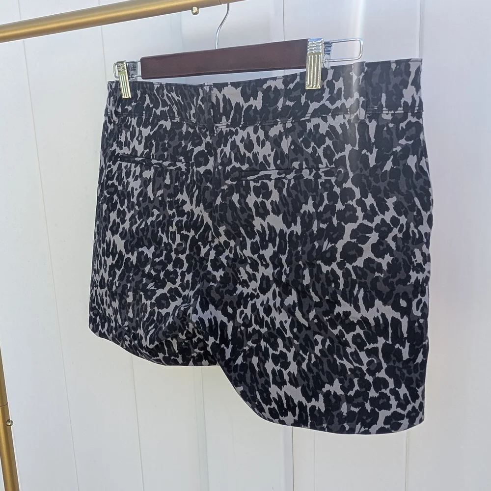 Isaac Mizrahi Women's Black and Gray Leopard Print Shorts - Picture 5 of 5